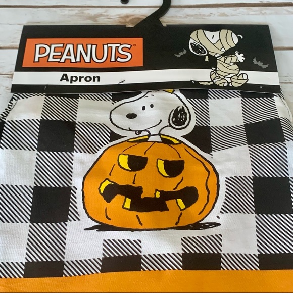 Peanuts Snoopy in Jack O’Lantern Pumpkin Halloween Apron - Picture 4 of 13